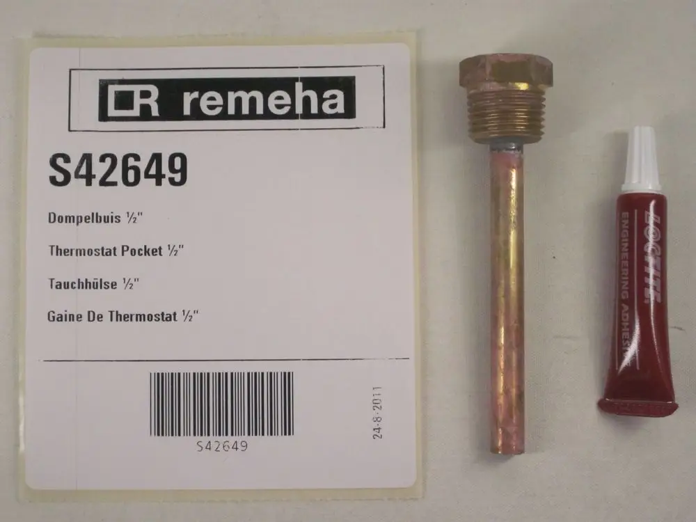 Remeha Produktkarte mit Informationen zur Tauchhülse. Neben der Karte eine metallene Tauchhülse mit Gewinde und eine Tube Loctite Engineering Adhesive.